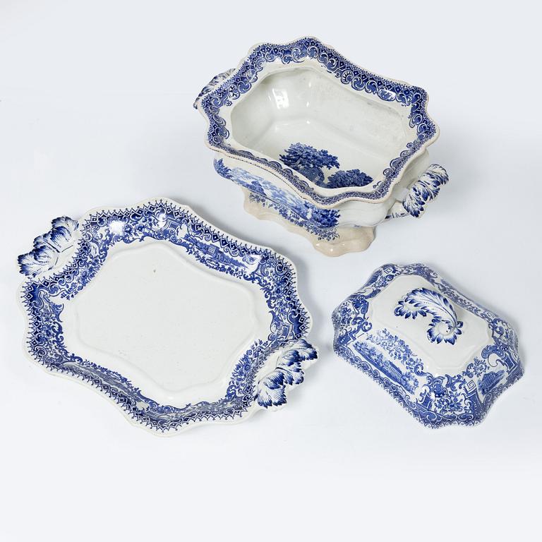 Rörstrand, a 94 part Swedish creamware dinner service, "Svenska slott", 1900s.