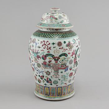 LOCKURNA, porslin, Kina, 1900-talets första hälft.