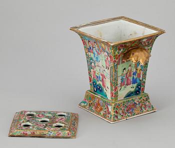TULPANVAS, porslin. Kina, Kanton, 1800/1900-tal.