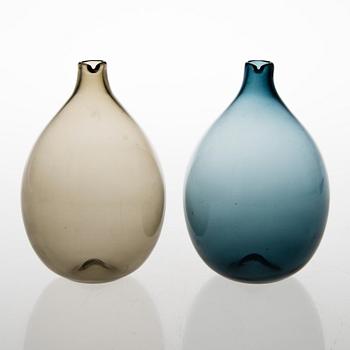 TIMO SARPANEVA, Two "birdflasks" in glass, signed Timo Sarapaneva Iittala i401.