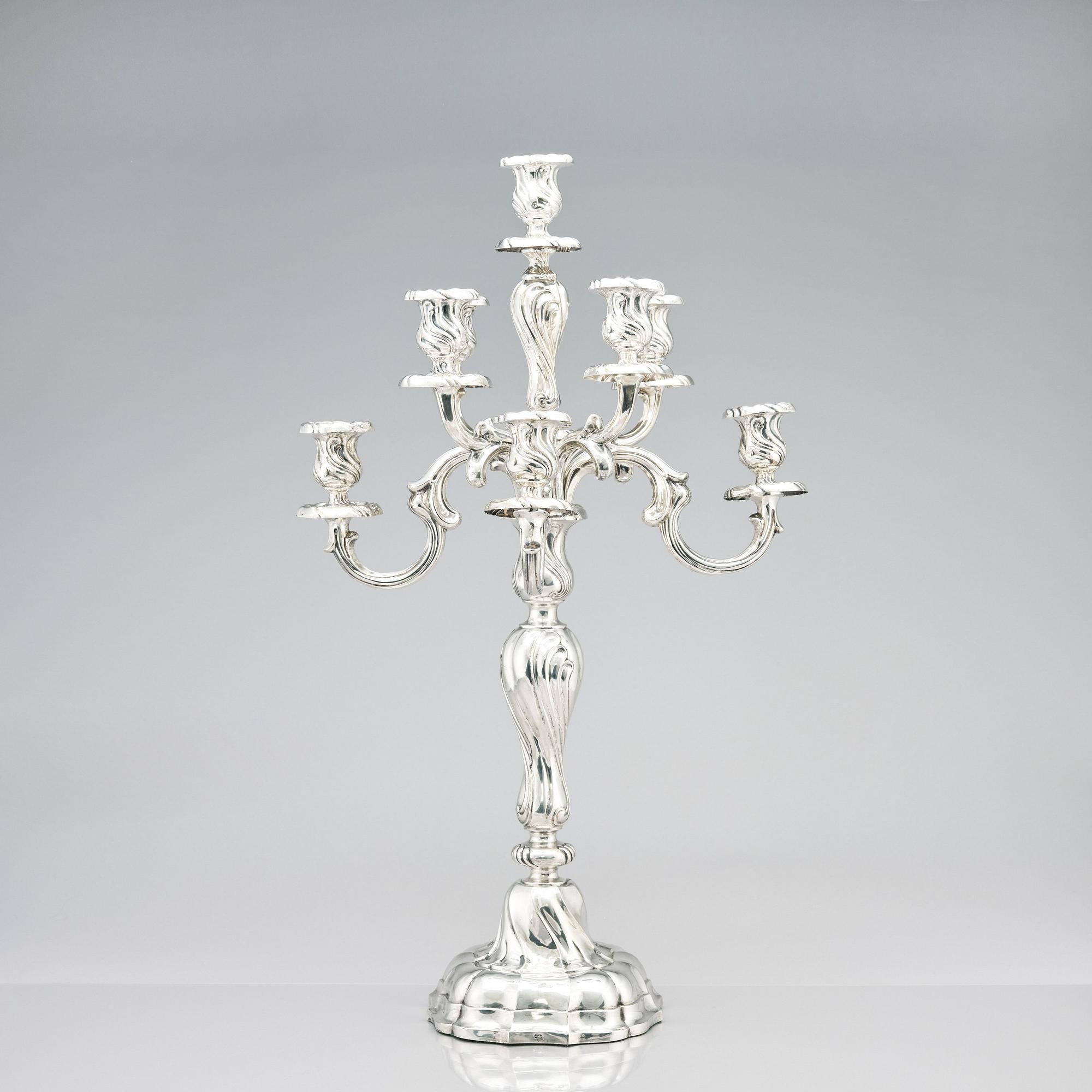 Hermann Julius Wilm, kandelabrar, silver 750, ett par, Louis XV-stil, Berlin, omkring år 1900.