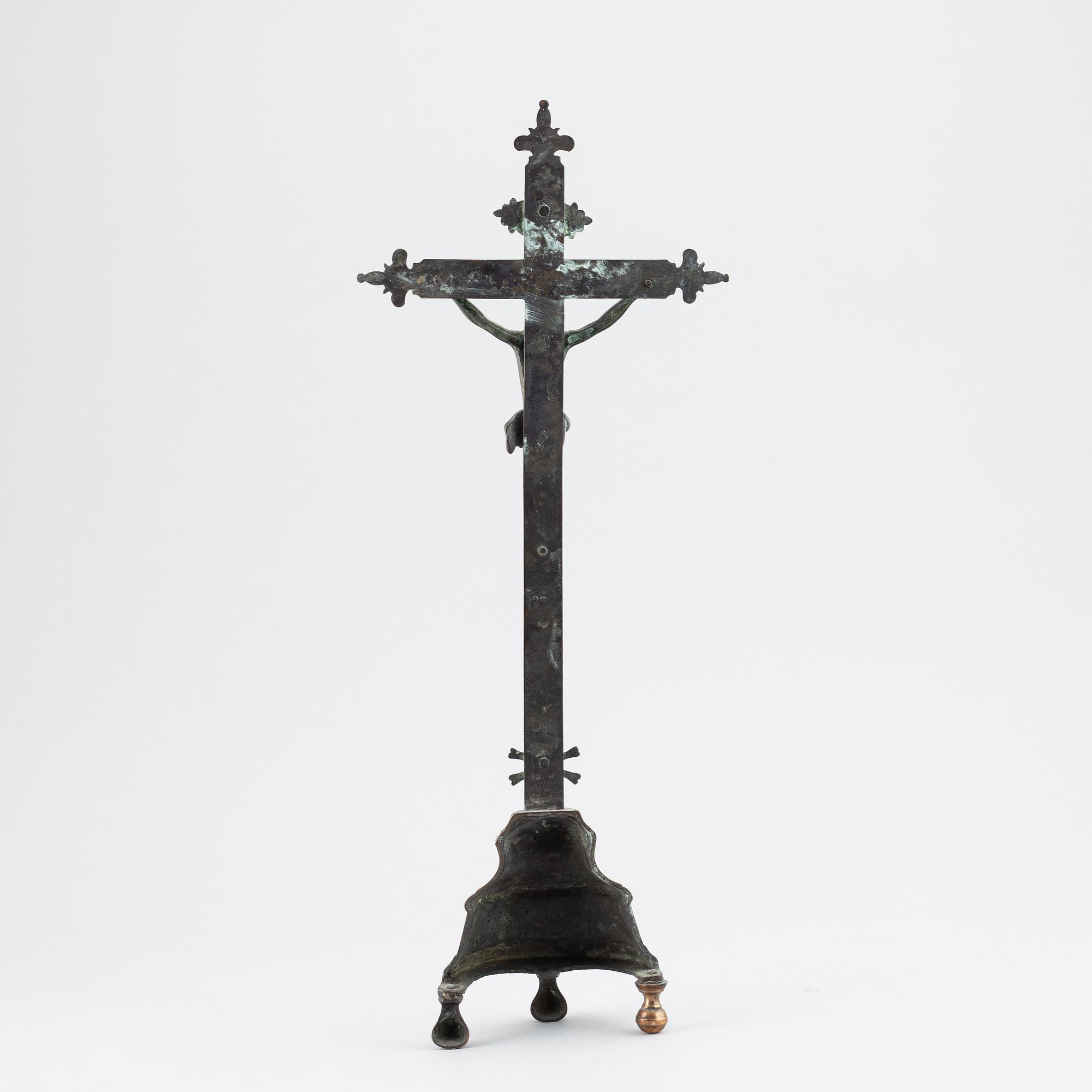 A bronze crucifix, 17th/18th century.