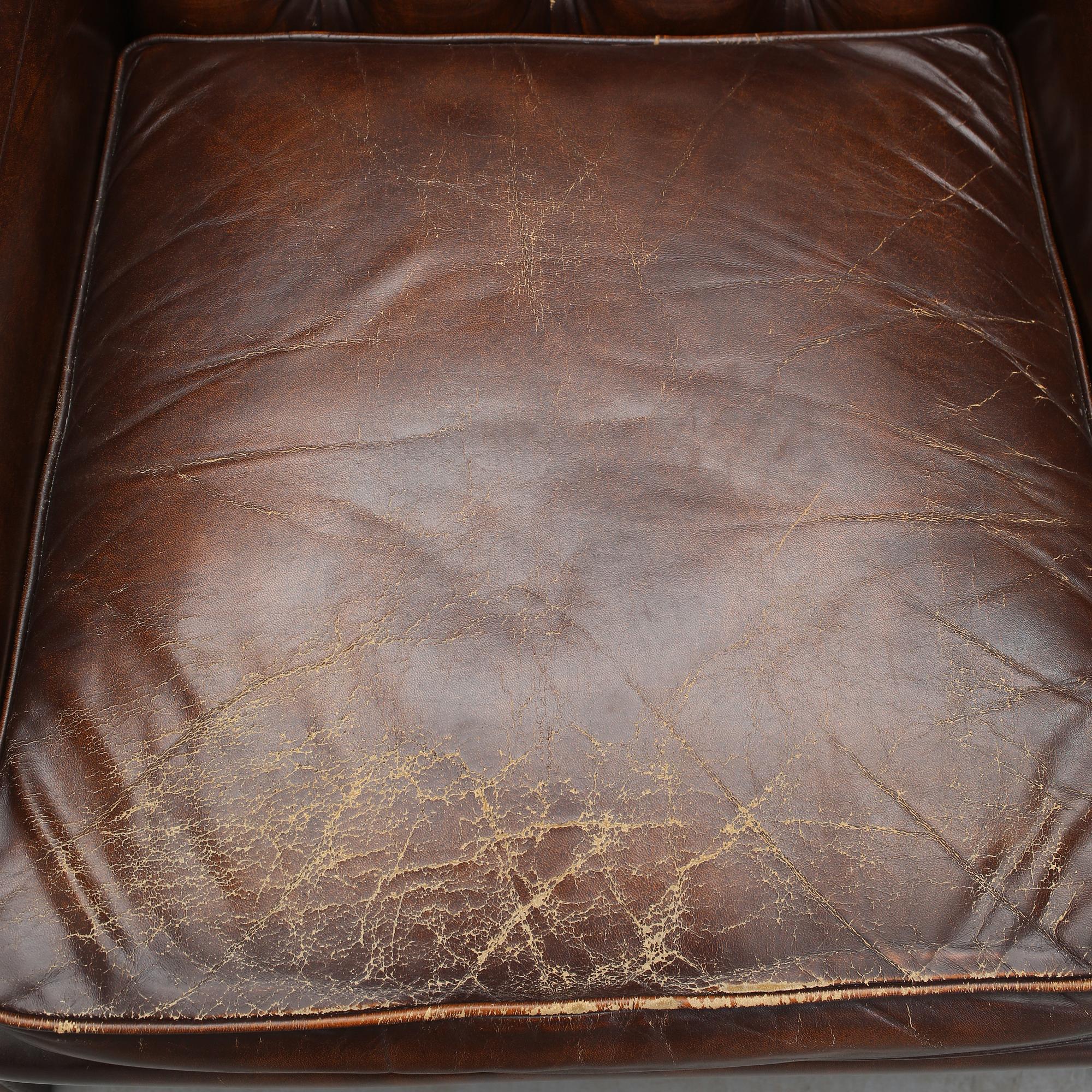 FÅTÖLJ, Chesterfield-modell, 1900-talets andra hälft.