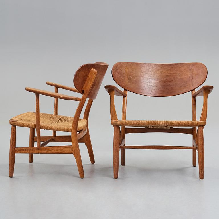 Hans J. Wegner, fåtöljer, ett par CH-22, Carl Hansen & Son, Danmark 1900-talets mitt.