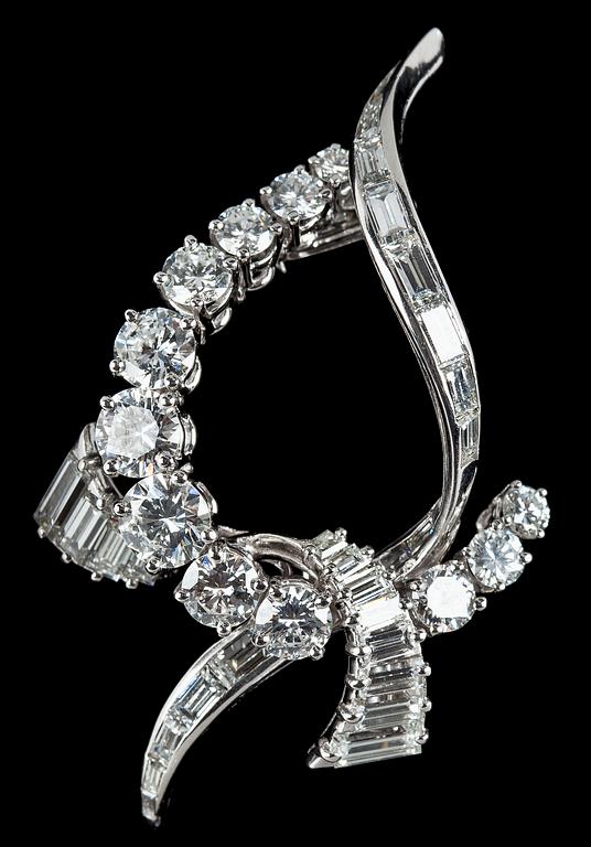 BROSCH, Mauboussin, baguette- och briljantslipade diamanter, tot. ca 5.50 ct. Paris 1950-tal.