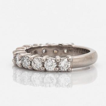 Ring 18K gold set with round brilliant-cut diamonds.