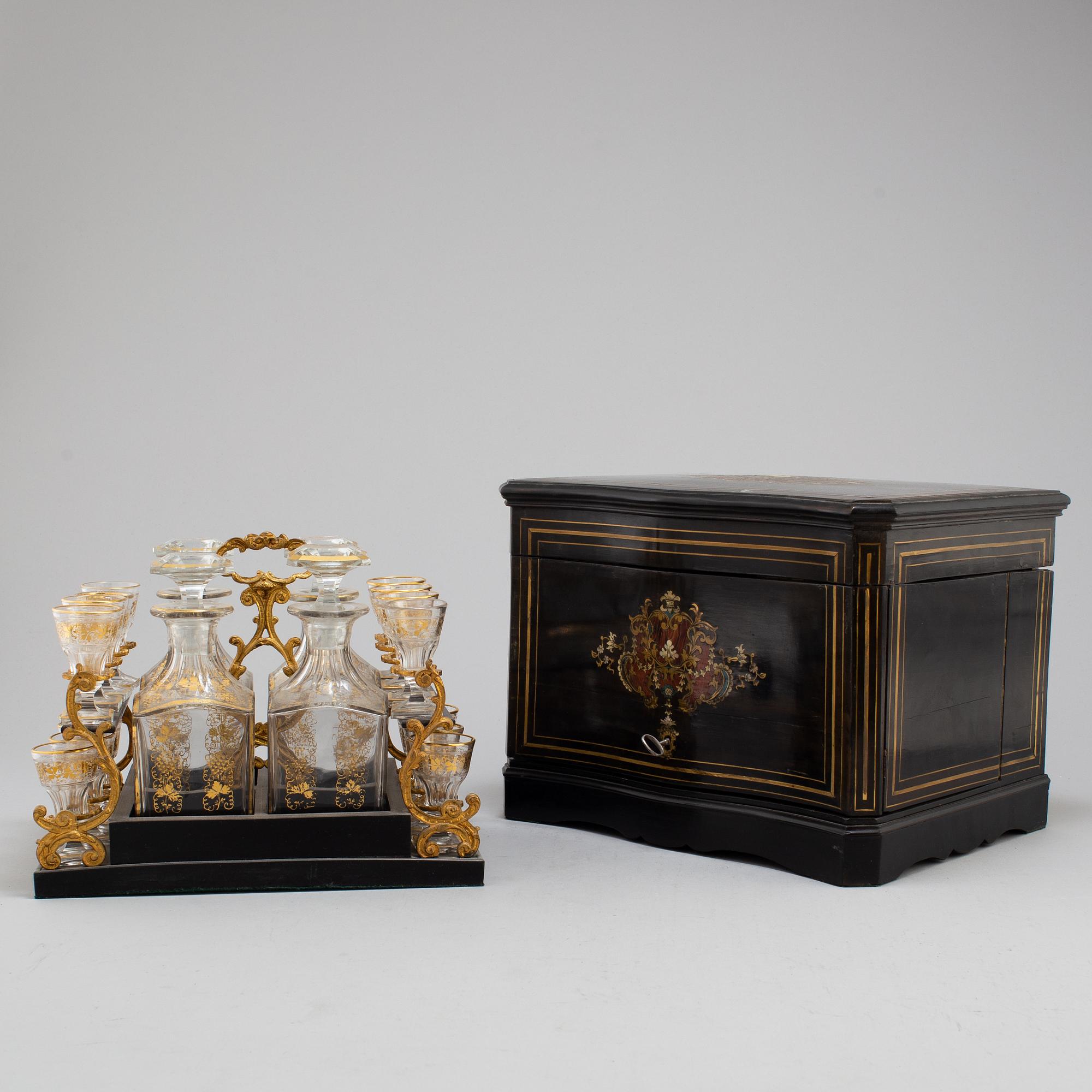 A liquor casket set, late 19th century.