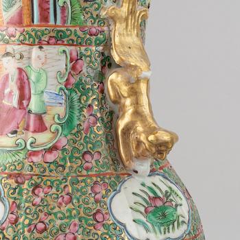 A pair of famille rose canton vases, Qing dynasty, late 19th century.