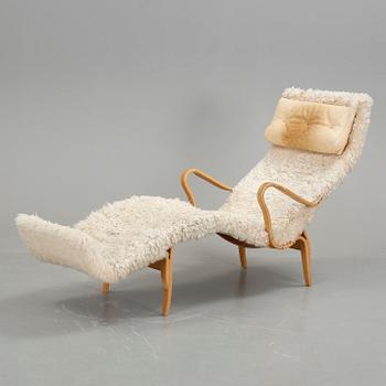 LIGGFÅTÖLJ, "Pernilla", brännmärkt Bruno Mathsson design.