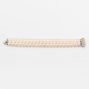Armband,  fyra rader med odlade pärlor, lås vitguld med briljantslipade diamanter.