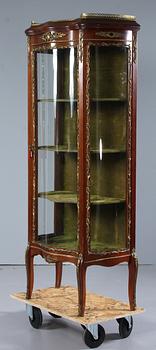 VITRINSKÅP, rokokostil, 1900-tal.