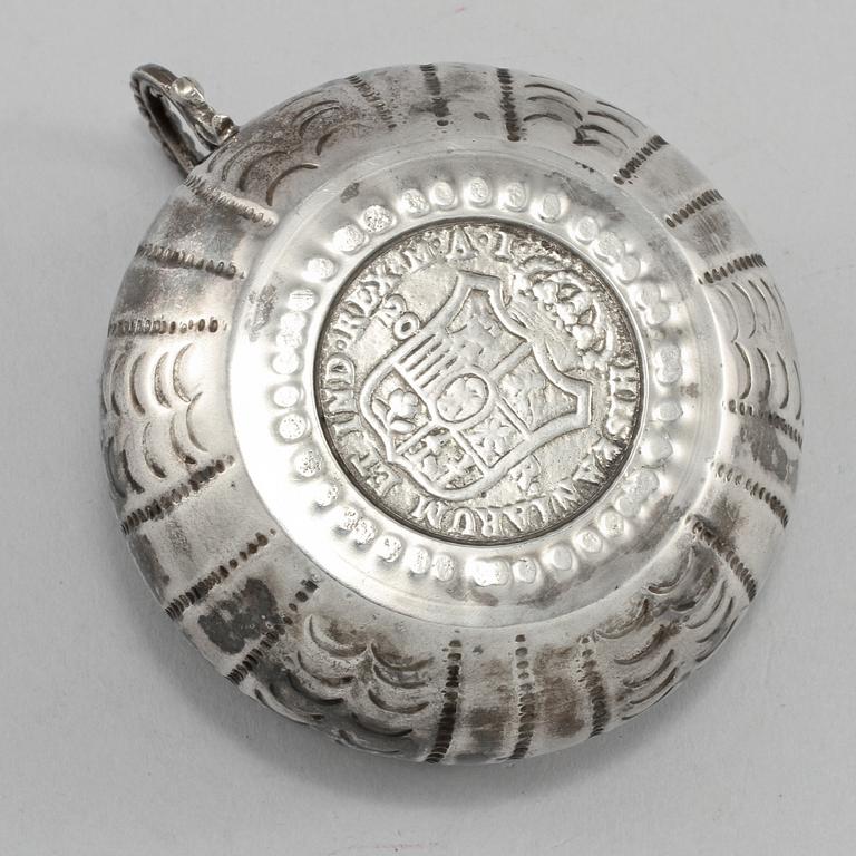 KOPP MED HÄNKEL, trol Spanien, 1800-tal. Vikt 60 g.