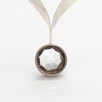 Kaulakoru, sterlinghopeaa ja vuorikristalli. Kaunis Koru, Helsinki 1972.