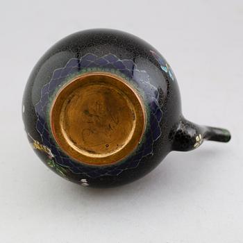 BRICKA SAMT VINKANNA, koppar samt emalj, Kina, 1800-/1900-tal.