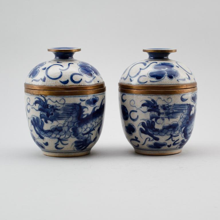 LOCKDOSOR, 1 par, porslin, Kina omkring 1900 (Shunzhi märke 1644-1661).