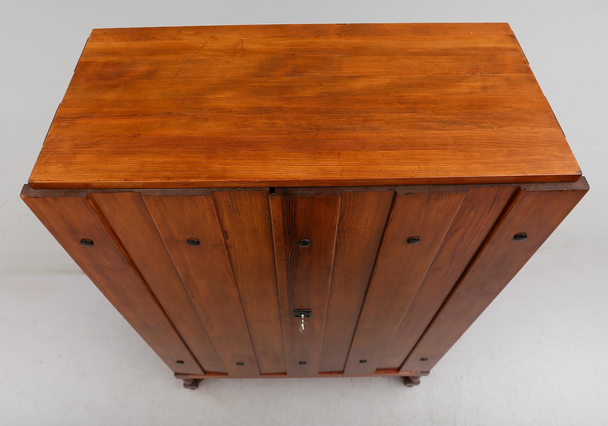 AXEL EINAR HJORTH, modell "Lovö", skåp, 1900-talets första hälft.