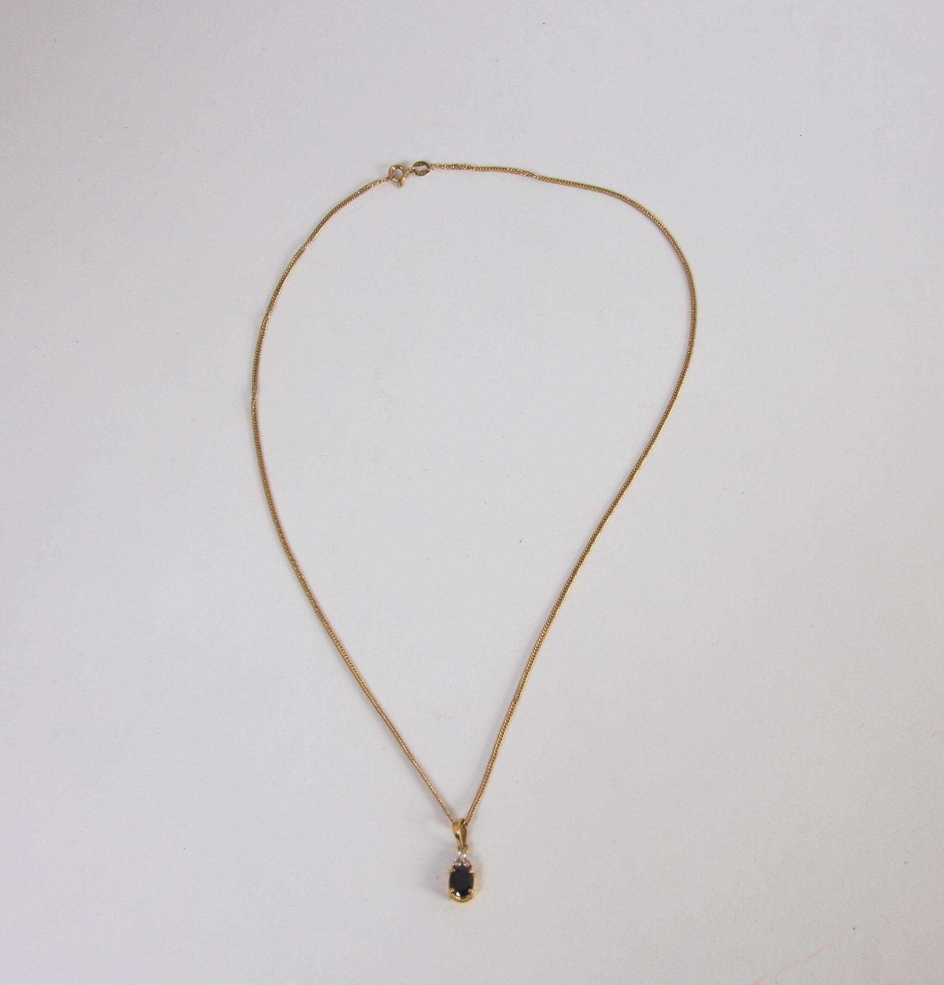 SMYCKEGARNITYR, 4 delar, 18K guld med safirer och briljanter.