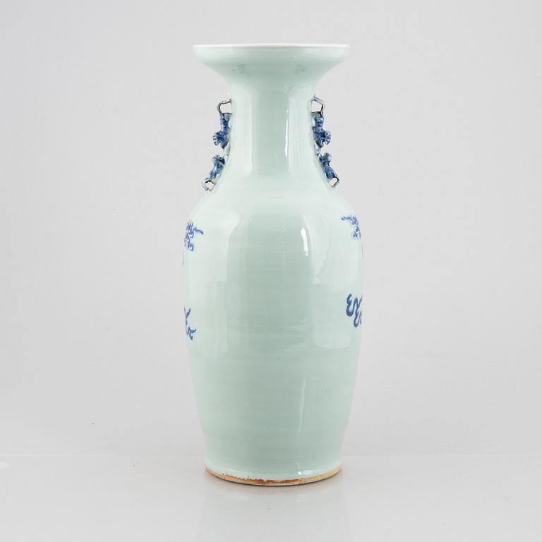 A Chinese porcelain vase, Qing dynasty, 19th Century.