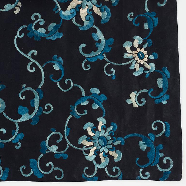 PARTI TEXTILIER, broderat siden. Qing dynastin.