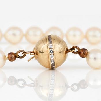 COLLIER, med odlade pärlor och klotformat lås i 18K guld med vita pastestenar.