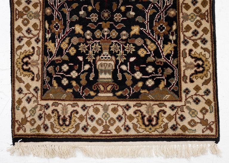 Gallerimatta, orientalisk, ca 517 x 76 cm.