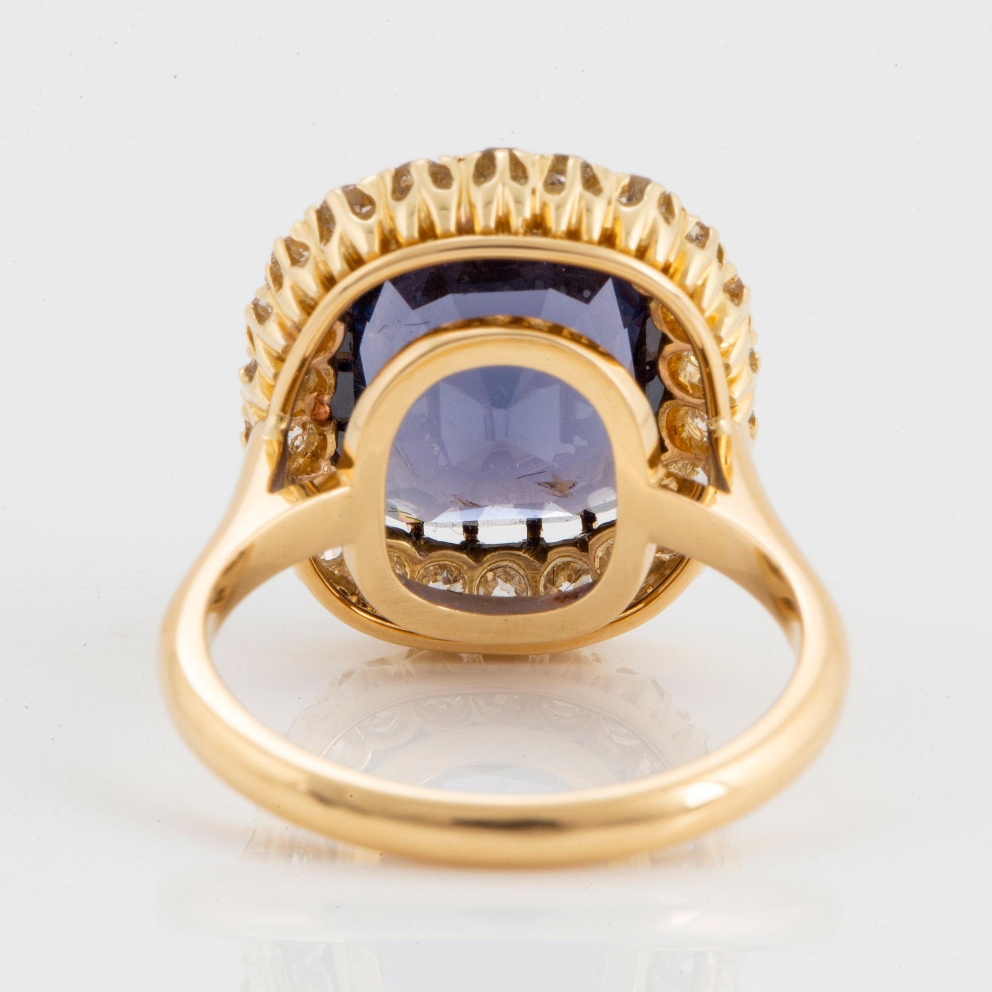 Ring med en cushionformad fasettslipad lila spinell 6.15 ct enligt uppgift.