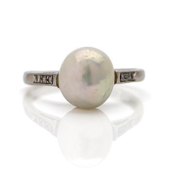18K white gold ring with diamonds and pearl, CG Hallberg Stockholm 1949.