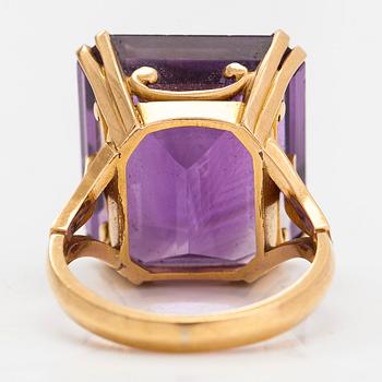 Sormus, 18K kultaa ja ametisti. Boris Sarvala, Helsinki, 1960.