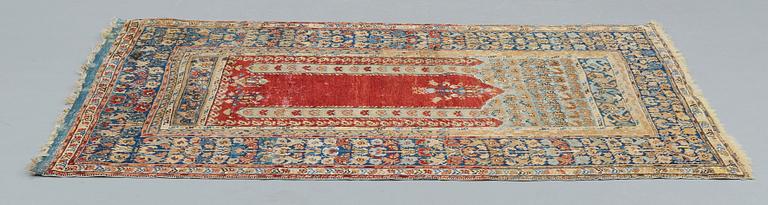 MATTO, an antique Anatolia, probably Gördes, a prayer rug, ca 177 x 124,5 cm (as well as flat weave at the ends 3 and 1.