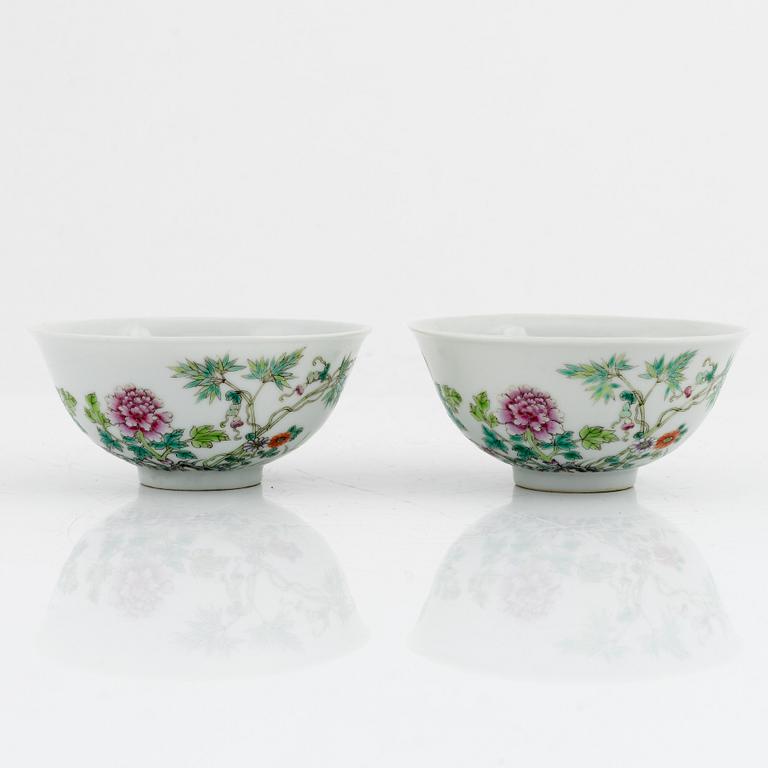 A pair of porcelain bowls, China, early 20th century.