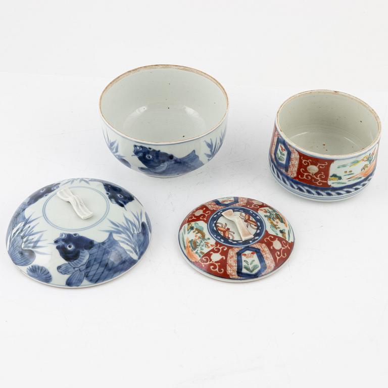 Two Japanes porcelain boxes with covers, Meiji period (1868-1912).