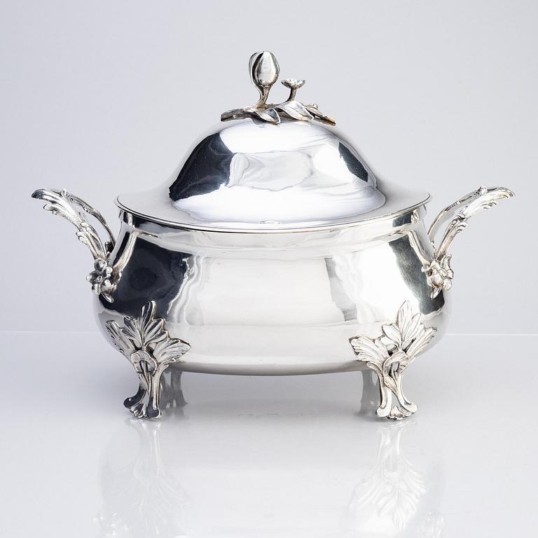 A Swedish 18th century silver tureen with lid, mark of Simson Ryberg, Stockholm 1775.