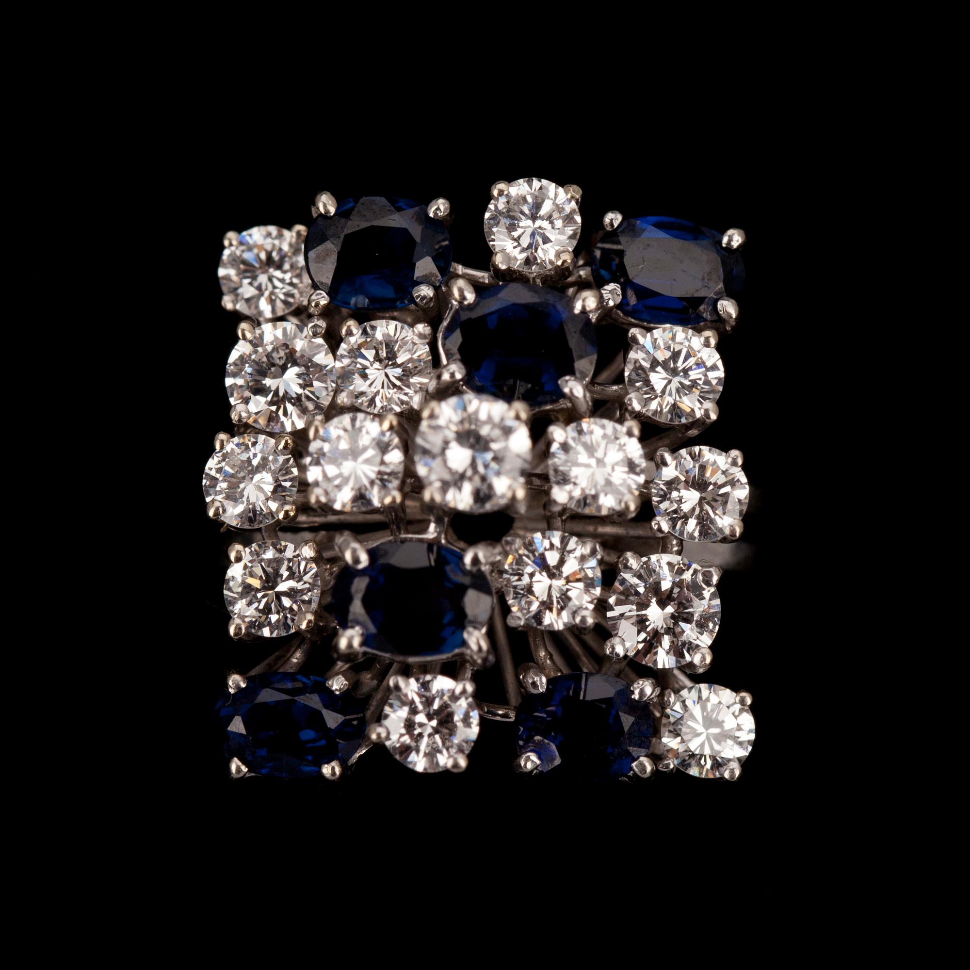 RING. Briljantslipade diamanter ca 1.50 ct. Safirer ca 1.3 ct. 18K vitguld.