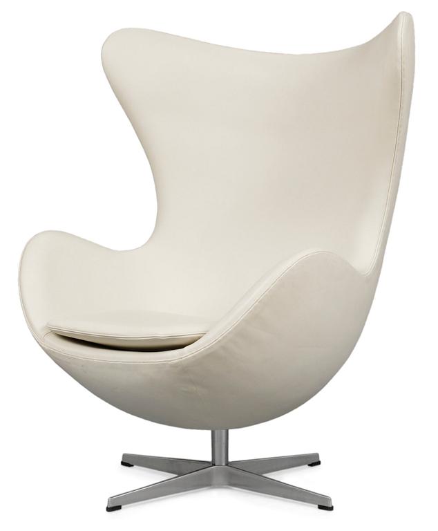 An Arne Jacobsen "Egg" off-white leather and aluminium lounge chair by Fritz Hansen, Denmark 2006.