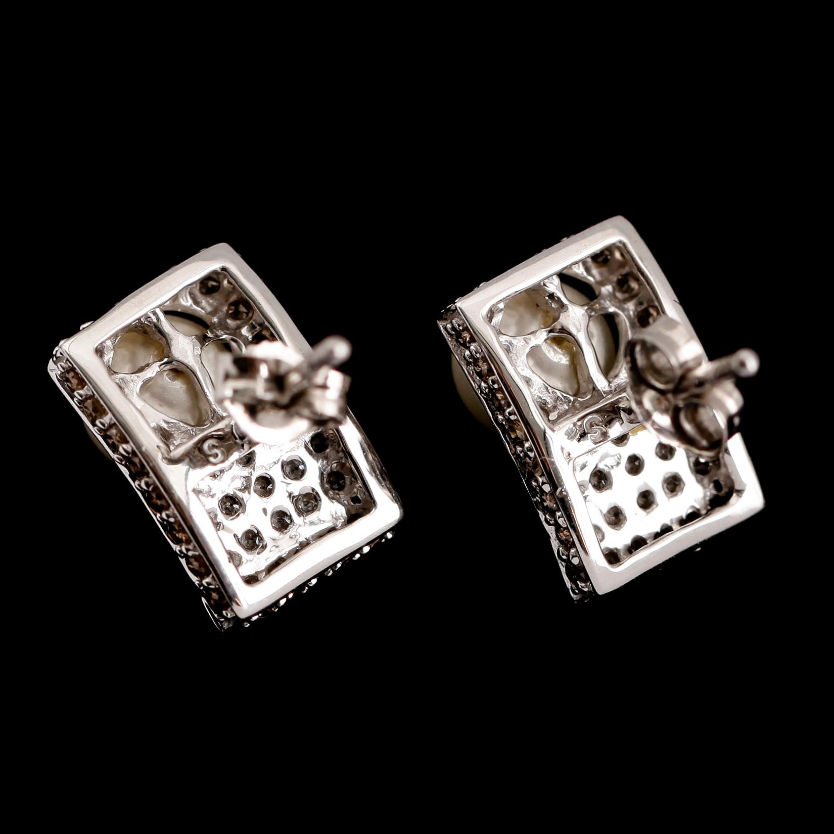 ÖRHÄNGEN, 1 par, 18 k vitguld, briljantslipade diamanter tot ca 0.75 ct, odlade pärlor.