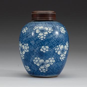 A blue and white jar, Qing dynasty, Kangxi (1662-1722).