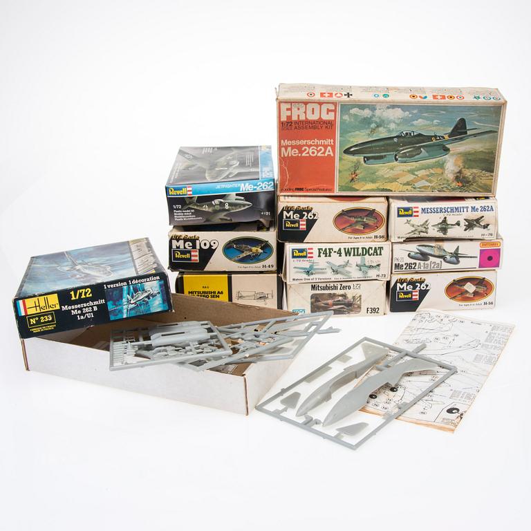 MODELLBYGGSATSER, 11 st, flygplan, bl a Revell och Matchbox, 1970-tal.
