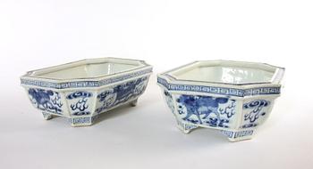 JARDINIERER, ett par, porslin, Kina, sen Qing.