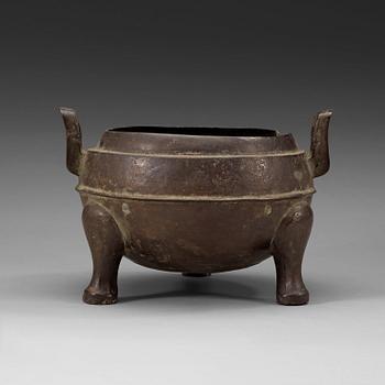 427. TRIPOD (ding), brons. Troligen Han dynastin (206 f. Kr. - 220 e.Kr).