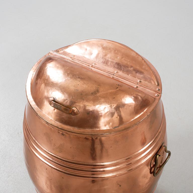 VATTENTUNNA samt SKOPA, koppar, 1800-tal.