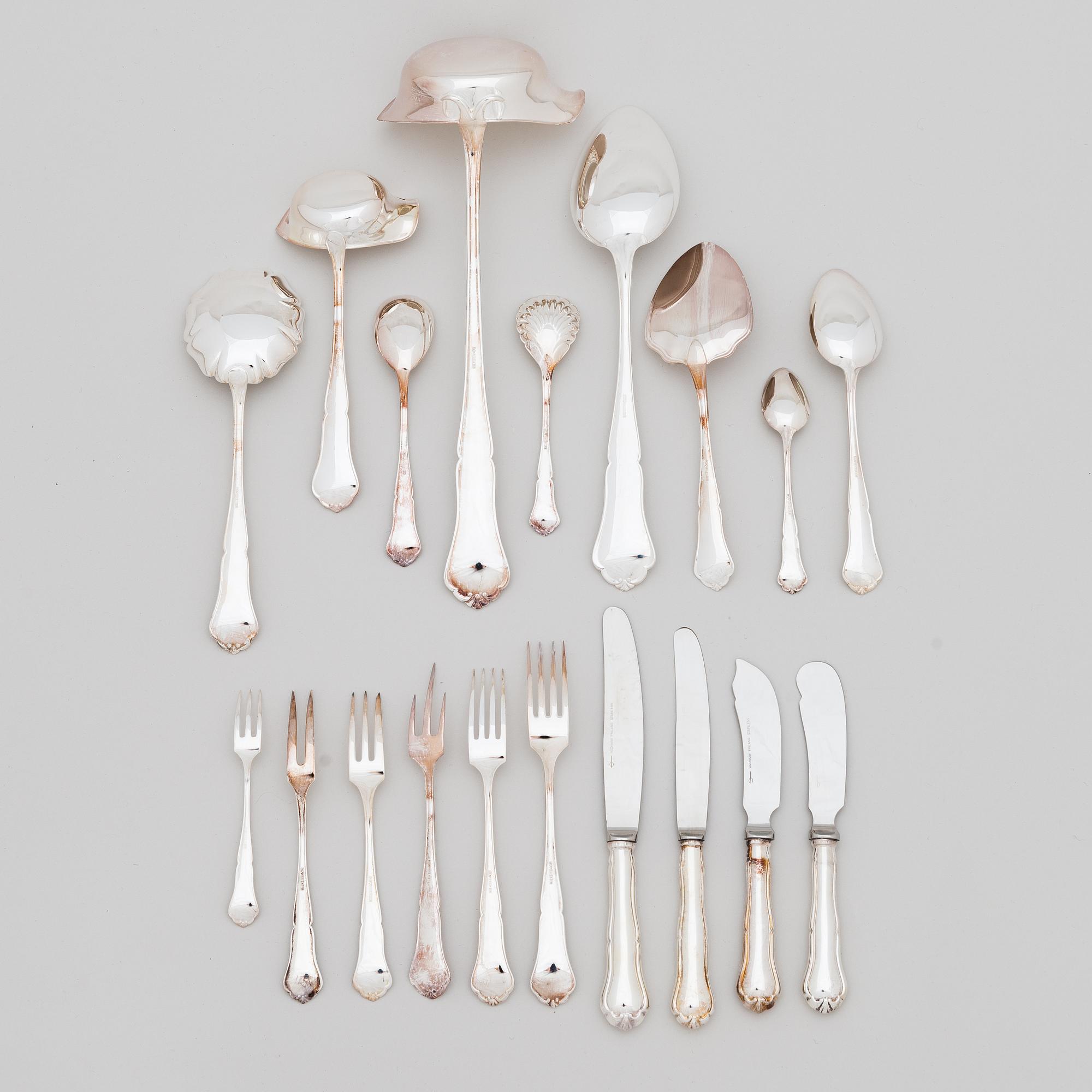 Aterinsarja, 100 osaa, hopeaa, "Chippendale", Auran Kultaseppä, Turku 1982. Aterinlaatikossa.