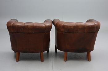 CLUBFÅTÖLJER, ett par, 1900-tal.