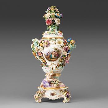 1785. PRAKTURNA MED LOCK OCH STÄLL, porslin. Meissen, 1800-talets slut.