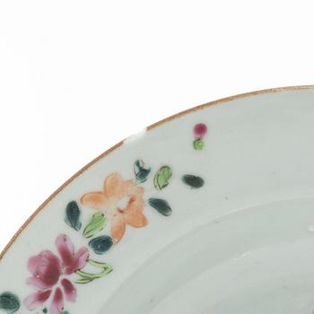 Bålskål, spilkum och bärtallrikar, ett par, porslin. Kina, Qingdynastin, 1700-tal.