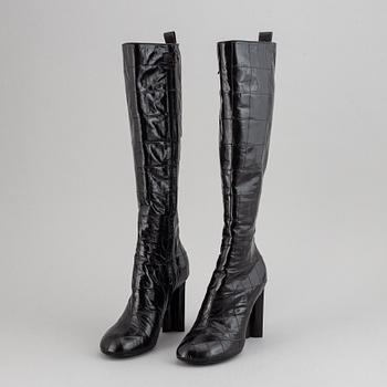 LOUIS VUITTON, a pair of letaher boots, size 37.