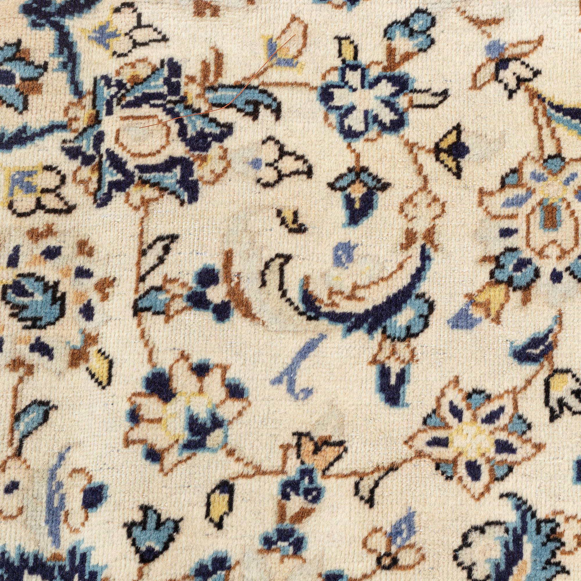 A Kashan carpet, ca 352 x 239 cm.