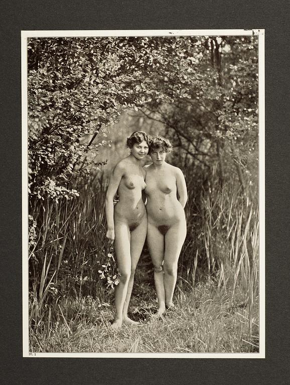 A paper file with 19 pictures, "Eva im Paradies"
early 20th century Germany.