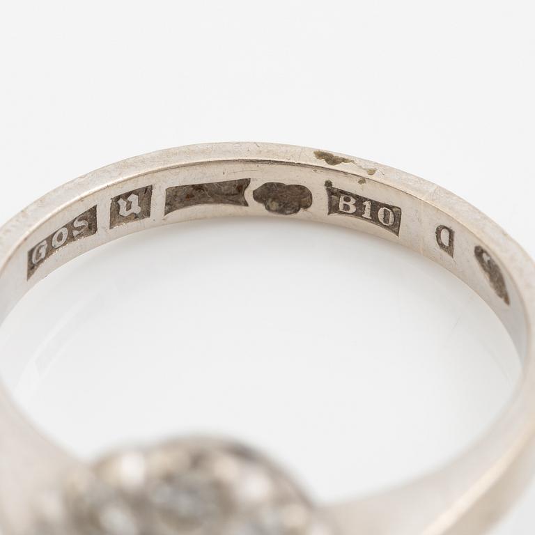 Ring, carmosemodell, 18K vitguld med safir och briljantslipade diamanter.