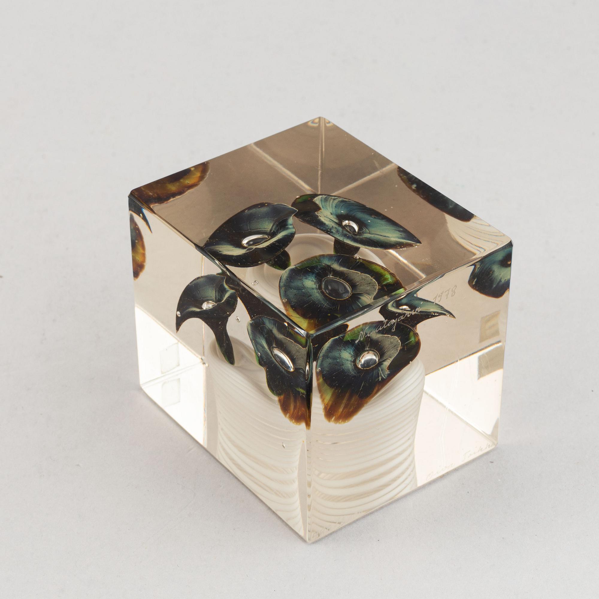 Oiva Toikka, a glass cube, Nuutajärvi Notsjö, 1978, numbered 480/2000.