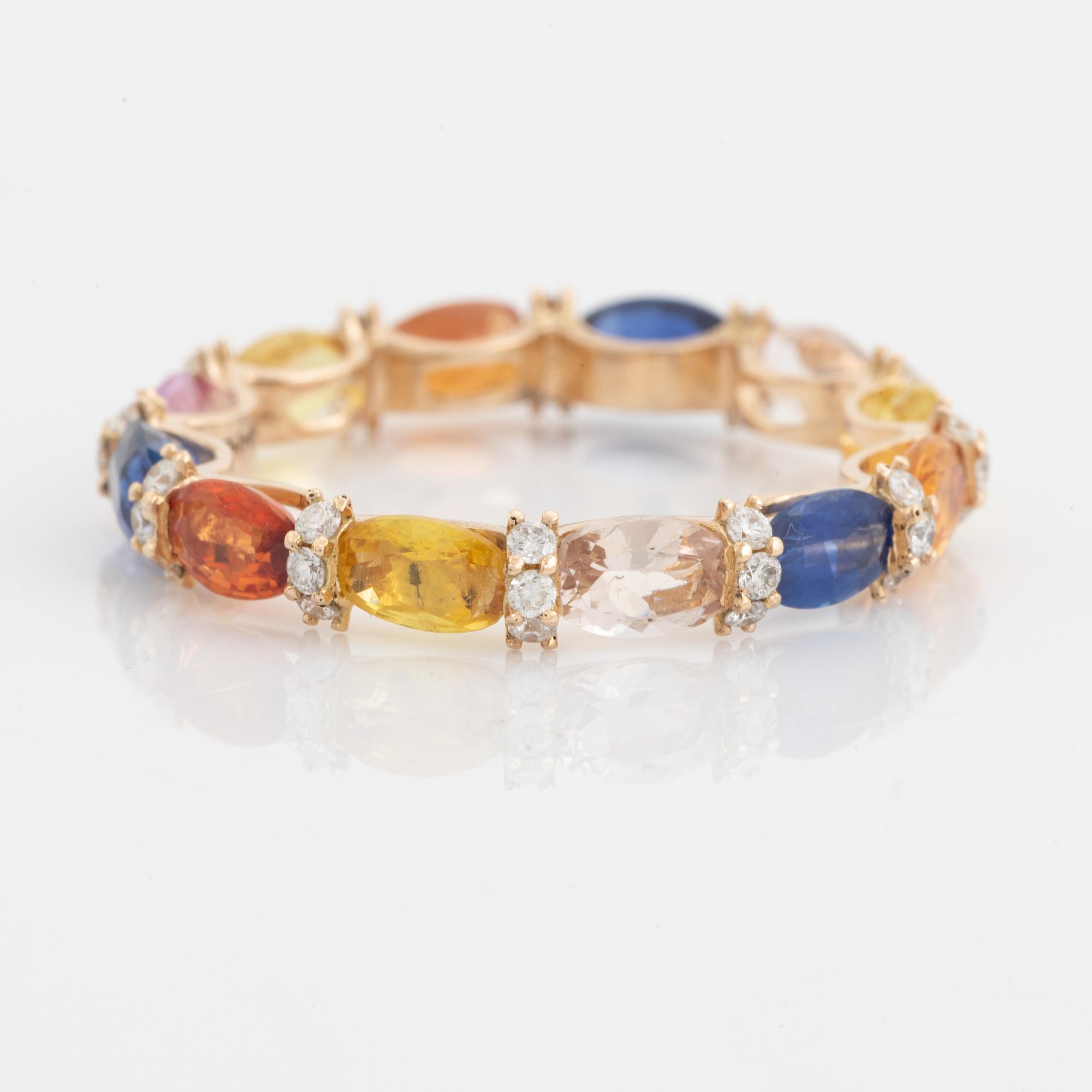 Ring med ovala multifärgade safirer och briljantslipade diamanter.